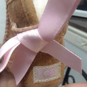 Baby uggs with pink bow